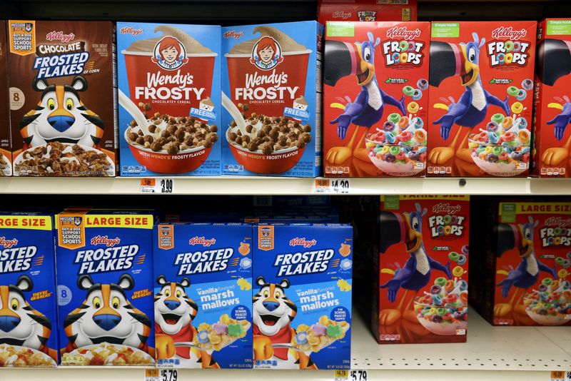 &copy; Reuters. FILE PHOTO: A range of Kellogg's cereals, owned by Kellogg Company, are seen for sale in a store in Queens, New York City, U.S., February 7, 2022. REUTERS/Andrew Kelly/File Photo
