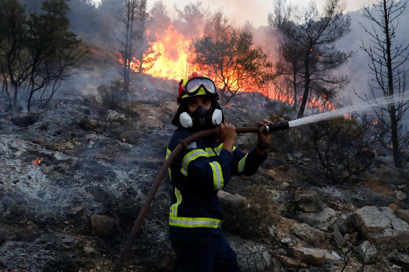 &copy; Reuters. FOTO DE ARCHIVO: Un bombero intenta extinguir un incendio forestal cerca de Vari, al sur de Atenas, Grecia 4 de junio de 2022. REUTERS/Costas Baltas