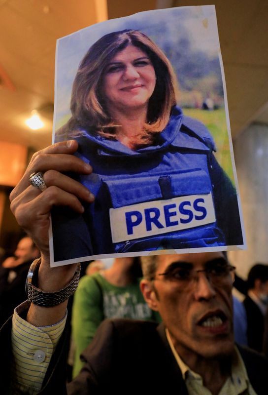 &copy; Reuters. Jornalistas egípcios seguram retrato da repórter Shireen Abu Akleh, morta durante operação militar de Israel na Cisjordânia ocupada, durante protesto no Sindicato dos Jornalistas Egípcios no Cairo
17/05/2022 REUTERS/Amr Abdallah Dalsh