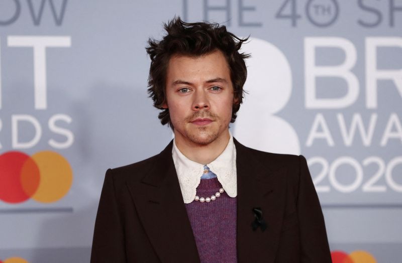 &copy; Reuters. Harry Styles posa para foto ao chegar para o Brit Awards, em Londres
18/02/2020 REUTERS/Simon Dawson