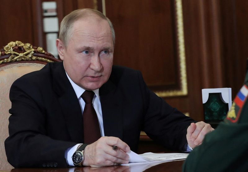 © Reuters. الرئيس الروسي فلاديمير بوتين خلال اجتماع في موسكو يوم الاثنين في صورة حصلت عليها رويترز من وكالة سبوتنيك للأنباء.