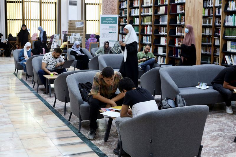 &copy; Reuters. طلاب يستذكرون دروسهم استعدادا للامتحانات في مطعم في طرابلس يوم الاثنين. تصوير: حازم أحمد - رويترز. 