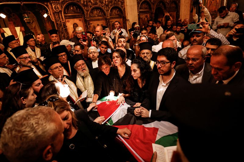 © Reuters. صورة من جنازة الصحفية شيرين أبو عاقلة في كنيسة بالقدس يوم 13 مايو ايار 2022. تصوير: عمار عوض - رويترز. 