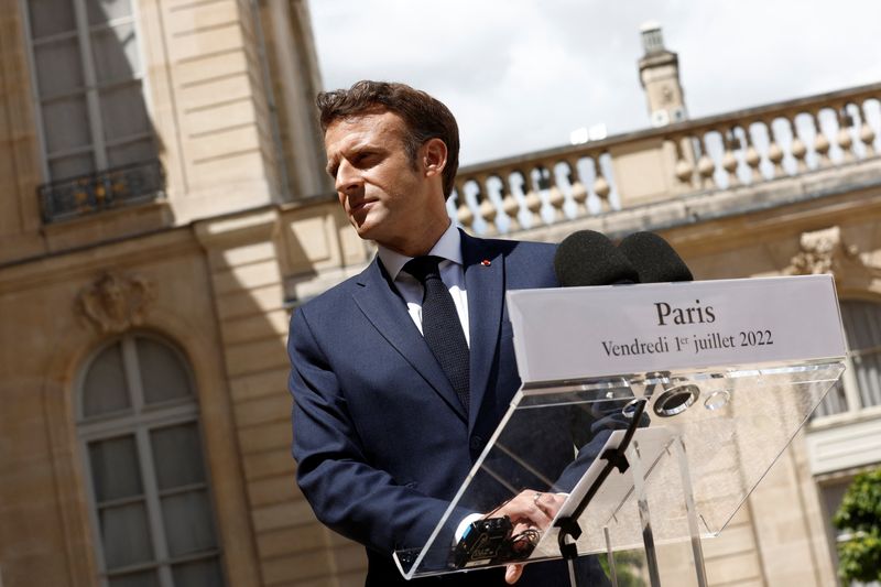 © Reuters. Emmanuel Macron a exhorté lundi les membres de la nouvelle équipe d'Elisabeth Borne à des 