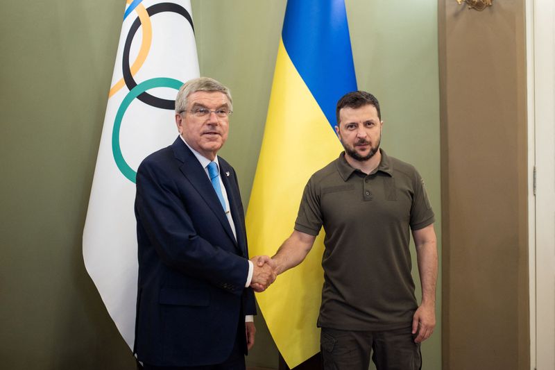 &copy; Reuters. Presidente da Ucrânia, Volodymyr Zelenskiy, e presidente do COI, Thomas Bach, em Kiev
03/04/2022
Serviço de Imprensa da Presidência da Ucrânia/Divulgação via REUTERS