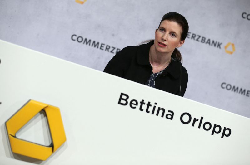 &copy; Reuters. FOTO DE ARCHIVO: Bettina Orlopp, directora financiera del banco alemán Commerzbank AG en la conferencia de prensa de resultados anuales de Commerzbank AG en Fráncfort, Alemania, el 13 de febrero de 2020.  REUTERS/Ralph Orlowski/File Photo