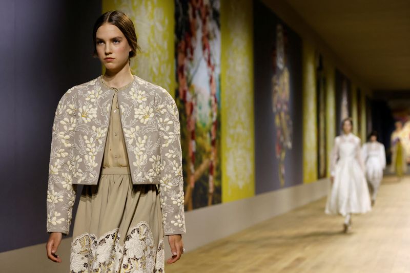 &copy; Reuters. Una modelo presenta una creación de la diseñadora Maria Grazia Chiuri como parte de su desfile de la colección de Alta Costura Otoño/Invierno 2022-2023 para la casa de moda Dior en París, Francia. 4 de julio, 2022. REUTERS/Johanna Geron