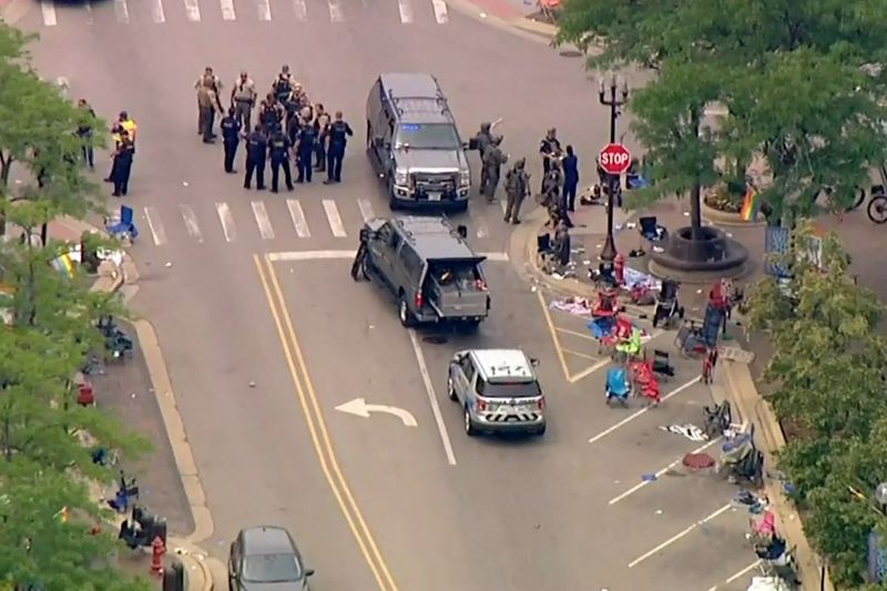 © Reuters. Policiais em local de tiroteio durante desfile de 4 de Julho em Highland Park, um subúrbio de Chicago
04/07/2022 ABC affiliate WLS/ABC7 via REUTERS