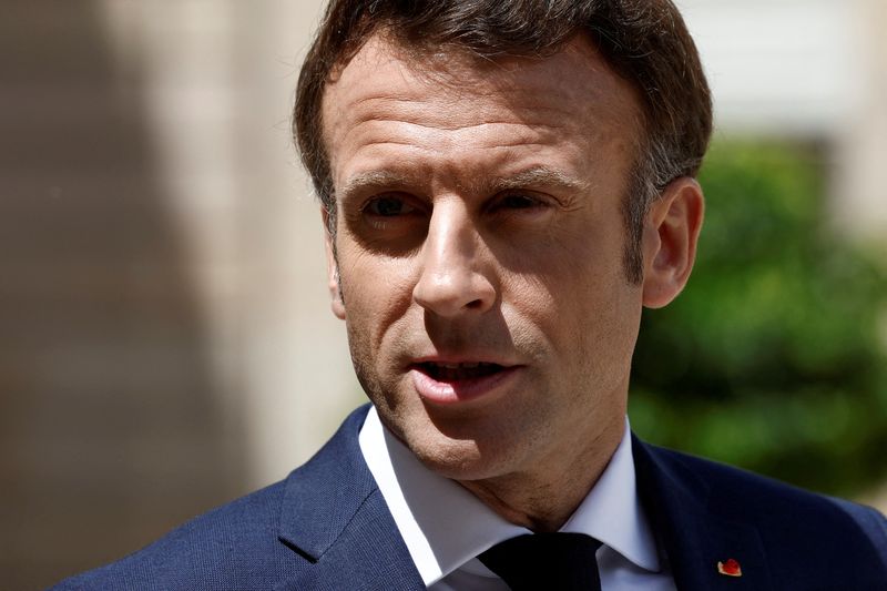 © Reuters. الرئيس الفرنسي إيمانويل ماكرون في قصر الإليزيه في باريس يوم أول يوليو تموز 2022 تصوير: بنوا تيسييه - رويترز. 