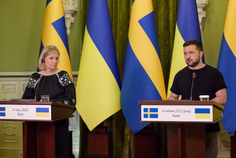 &copy; Reuters. زيلينسكي يتحدث وإلى جواره رئيسة وزراء السويد ماجدالينا اندرسون في كييف يوم الاثنين. صورة من الرئاسة الأوكرانية. 