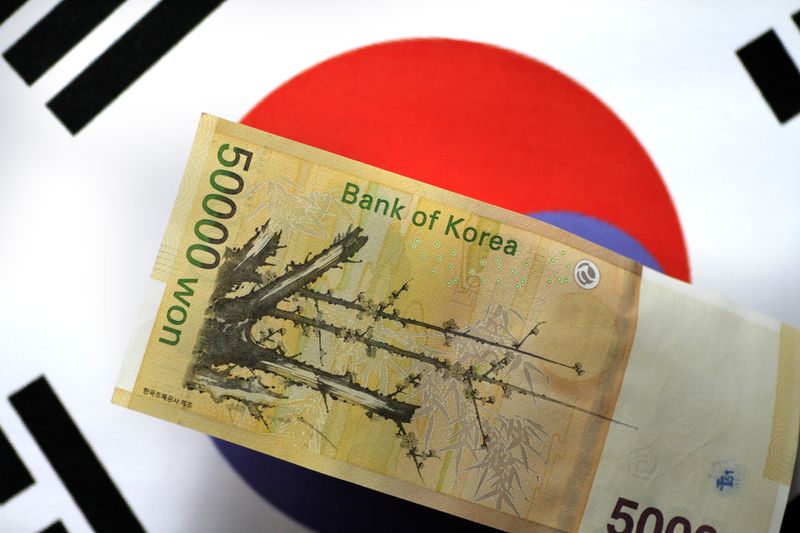 &copy; Reuters.   ７月５日、韓国銀行（中央銀行）が発表した６月末時点の外貨準備は前月末から９４億３０００万ドル減少し４３８２億８０００万ドルとなった。写真はウォン紙幣と韓国旗。２０１７年