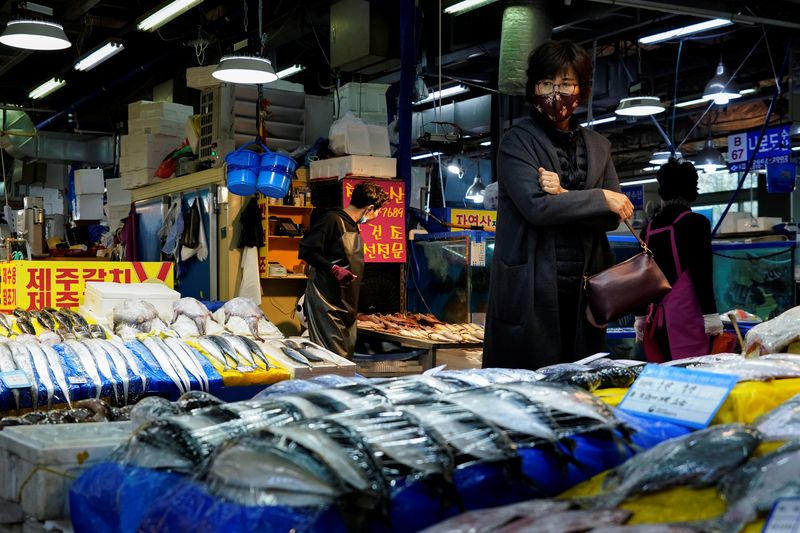 &copy; Reuters. 　韓国統計局が７月５日発表した６月の消費者物価指数（ＣＰＩ）は前年比６．０％上昇した。伸びは約２４年ぶりの大きさで予想の５．９％も上回った。ソウルの魚市場で２０２０年４月