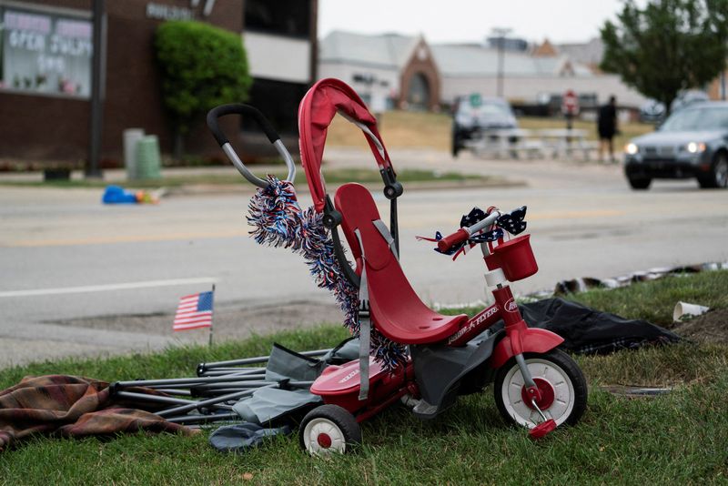 &copy; Reuters. A tricycle is seen near the scene of a mass shooting at a Fourth of July parade route in the wealthy Chicago suburb of Highland Park, Illinois, U.S. July 4, 2022. REUTERS/Max Herman