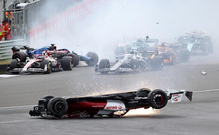 &copy; Reuters. 　自動車レースＦ１のジョージ・ラッセル（英国、メルセデス）は、今季第１０戦の英国グランプリ（ＧＰ）決勝で発生した大クラッシュを教訓にするべきと述べた。写真はクラッシュした