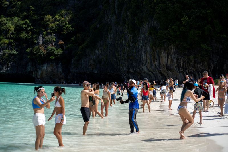 &copy; Reuters.     タイのアヌティン副首相など複数の閣僚は４日、外国人観光客の誘致について、国内のホテルや事業者は大幅な値引きはせずに、高級な旅行地としてタイの価値を高めることに集中すべ