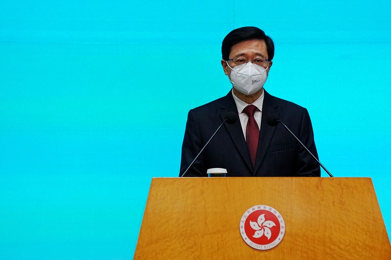 &copy; Reuters. 　７月５日、香港の李家超（ジョン・リー）新行政長官（写真）は、渡航者を対象とした新型コロナウイルス対策の検疫措置緩和を検討すると明らかにした。写真は香港で撮影（２０２２年