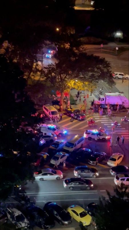 © Reuters. Police respond to a shooting in Philadelphia, Pennsylvania, U.S., July 4, 2022 in this screen grab obtained from a social media video. Audrey Schneider/via REUTERS