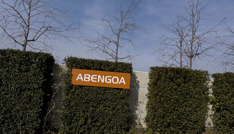 &copy; Reuters. FOTO DE ARCHIVO: Un logotipo de Abengoa se ve en Campus Palmas Altas, la sede de Abengoa en la capital andaluza de Sevilla, sur de España, el 2 de febrero de 2016. REUTERS/Marcelo del Pozo