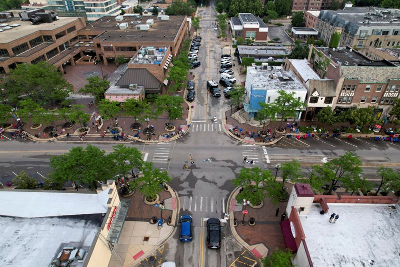 &copy; Reuters. FOTO DE ARCHIVO. Una vista aérea de la ruta del desfile después de un tiroteo masivo en la ruta del desfile del 4 de julio en el suburbio de Chicago de Highland Park, Illinois, Estados Unidos. 4 de julio de 2022. REUTERS/Cheney Orr