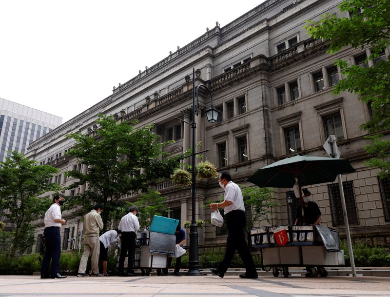 &copy; Reuters. FILE PHOTO: People buy their lunches from street vendors in front of the headquarters of Bank of Japan in Tokyo, Japan, June 17, 2022. REUTERS/Kim Kyung-Hoon