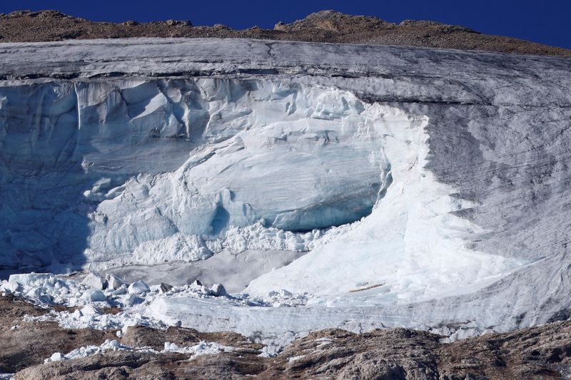 &copy; Reuters. Una vista muestra el lugar de un colapso mortal de partes de un glaciar de montaña en los Alpes italianos en medio de temperaturas récord, en la cresta de Marmolada, Italia. 5 de julio de 2022. REUTERS/Guglielmo Mangiapane