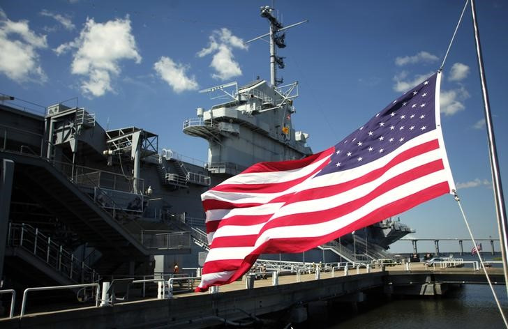 &copy; Reuters. 　７月５日、米海軍は、中東の海域で違法武器や麻薬などの違法貨物の押収につながる情報を提供した個人に対して、初めて報奨金を出すと発表した。写真は米国旗。サウスカロライナ州マ