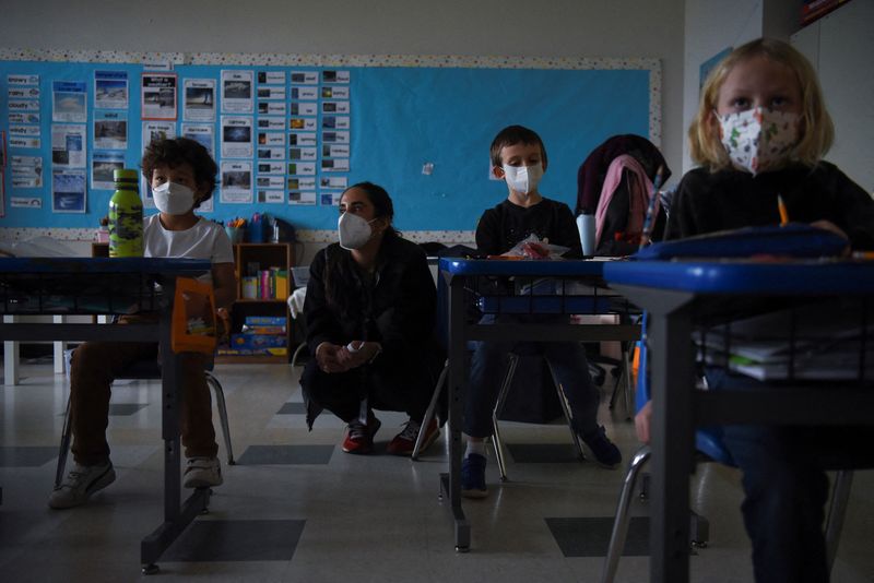 &copy; Reuters. FILE PHOTO: Marisela Maddox, a parent of students Atlas and Hero Smookler, works as a substitute teacher at the Austin Jewish Academy as the spread of the Omicron variant leads to teacher shortages amid the coronavirus disease (COVID-19) pandemic in Austi