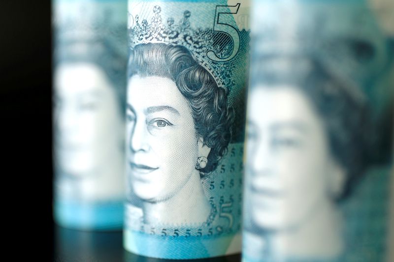 © Reuters. FILE PHOTO: British five pound banknotes are seen in this picture illustration taken November 14, 2017. REUTERS/ Benoit Tessier/Illustration/File Photo