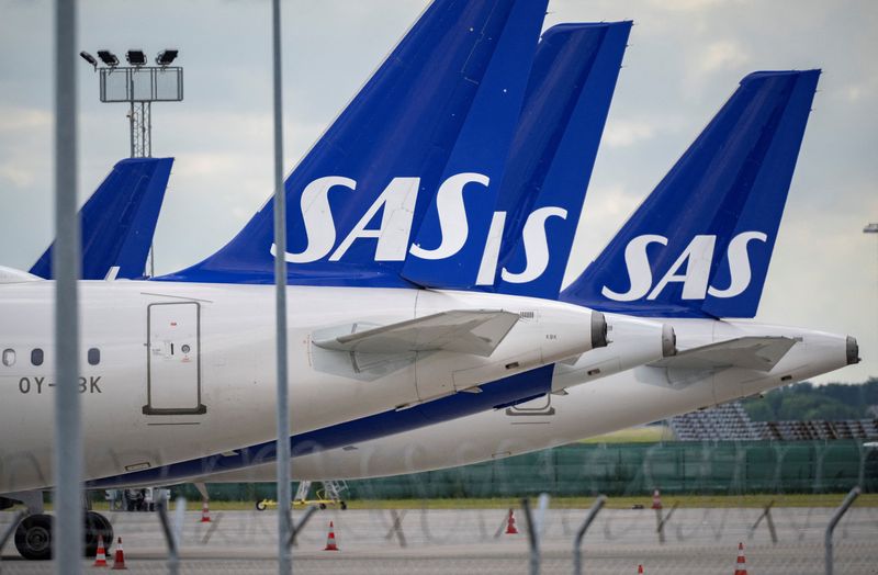 &copy; Reuters. FOTO DE ARCHIVO. Aviones Airbus A321 y A320neo de SAS en el aeropuerto de Kastrup aparcados en la pista, después que los pilotos de Scandinavian Airlines se pusieran en huelga, en Kastrup, Dinamarca. 4 de julio de 2022. TT News Agency/Johan Nilsson vía 