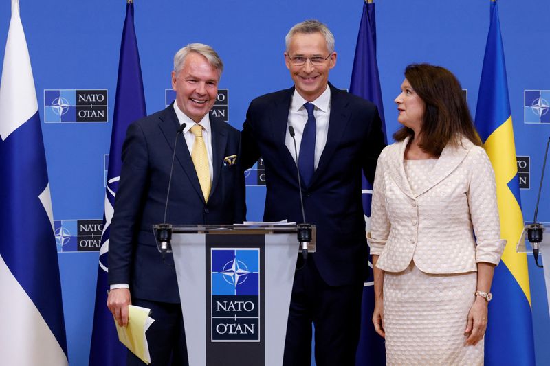 &copy; Reuters. La ministre suédoise des Affaires étrangères, Ann Linde, et le ministre finlandais des Affaires étrangères, Pekka Haavisto (à gauche), avec le secrétaire général de l'OTAN, Jens Stoltenberg (au centre). Les alliés de l'Otan ont signé mardi le p