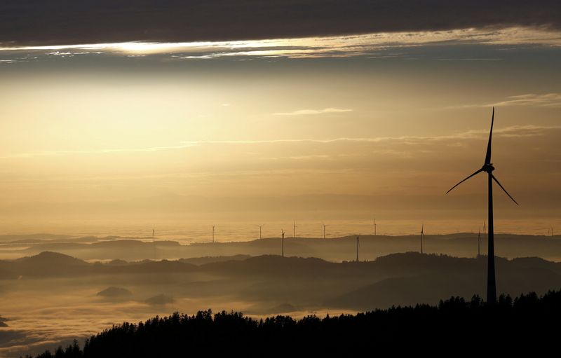 &copy; Reuters. FOTO DE ARCHIVO: Una turbina eólica en la Selva Negra con la cordillera francesa de los Vosgos al fondo, 10 de noviembre de 2020. Imagen tomada desde el mirador de Brandenkopf cerca de Zell am Hamersbach