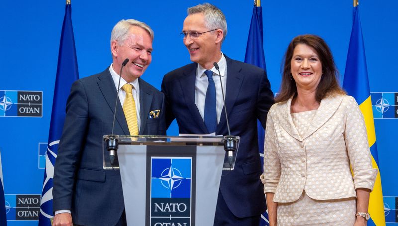 &copy; Reuters. Ministra das Relações Exteriores da Suécia, Ann Linde, ministro das Relações Exteriores da Finlândia, Pekka Haavisto, e secretário-geral da Otan, Jens Stoltenberg, na sede da aliança militar ocidental em Bruxelas
05/07/2022 Otan/Divulgação via R