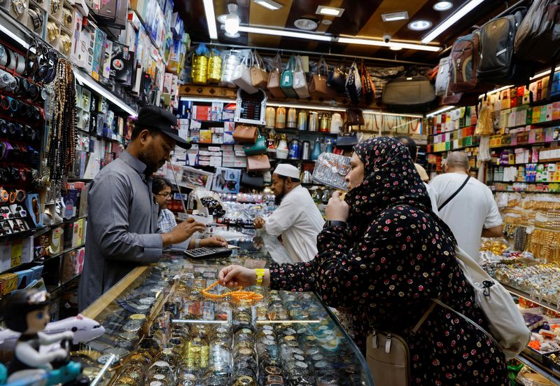 © Reuters. متسوقون داخل متجر في مكة يوم 5 يوليو تموز 2022. تصوير: محمد سالم - رويترز