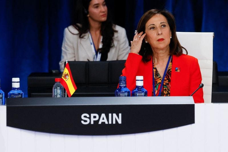 &copy; Reuters. FOTO DE ARCHIVO: La ministra española de Defensa, Margarita Robles, durante una mesa redonda celebrada con motivo de la cumbre de la OTAN en Madrid, España, el 29 de junio de 2022. REUTERS/Yves Herman