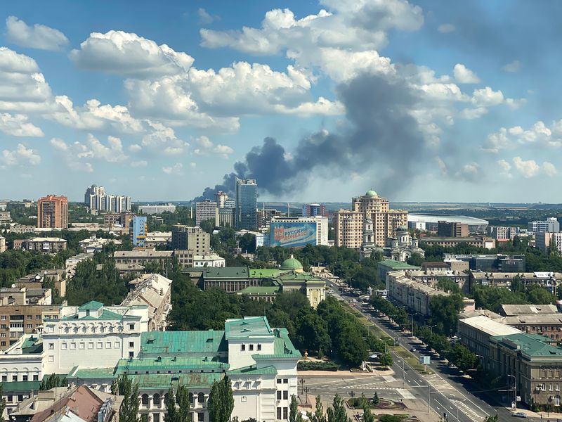 &copy; Reuters. Imagen de humo elevándose tras un bombardeo durante el conflicto entre Ucrania y Rusia en Donetsk, Ucrania. 4 de julio, 2022. REUTERS/Kazbek Basayev
