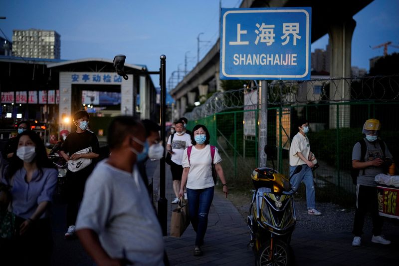 &copy; Reuters. Pessoas usando máscara de proteção facial caminham em Xangai, na China
01/07/2022 REUTERS/Aly Song