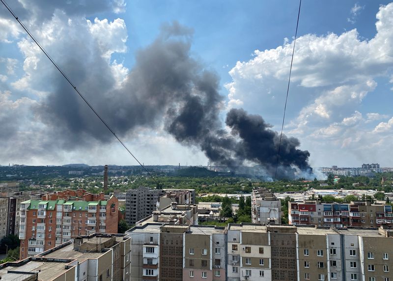 &copy; Reuters. الدخان يتصاعد من إحدى المناطق في دونيتسك بشرق أوكرانيا إثر القصف الروسي يوم الثلاثاء. تصوير : كازبك باساييف-رويترز.  