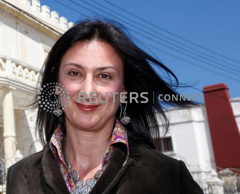 &copy; Reuters. La giornalista maltese Daphne Caruana Galizia di fronte all'ambasciata libica a Malta. 6 aprile 2011. REUTERS/Darrin Zammit Lupi/File Photo