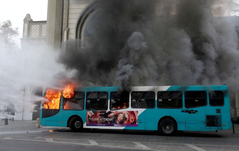 &copy; Reuters. Polícia usa canhão d'água para conter incêndio em ônibus durante protesto de estudantes contra o governo do Chile em Santiago
27/05/2022 REUTERS/Pablo Sanhueza