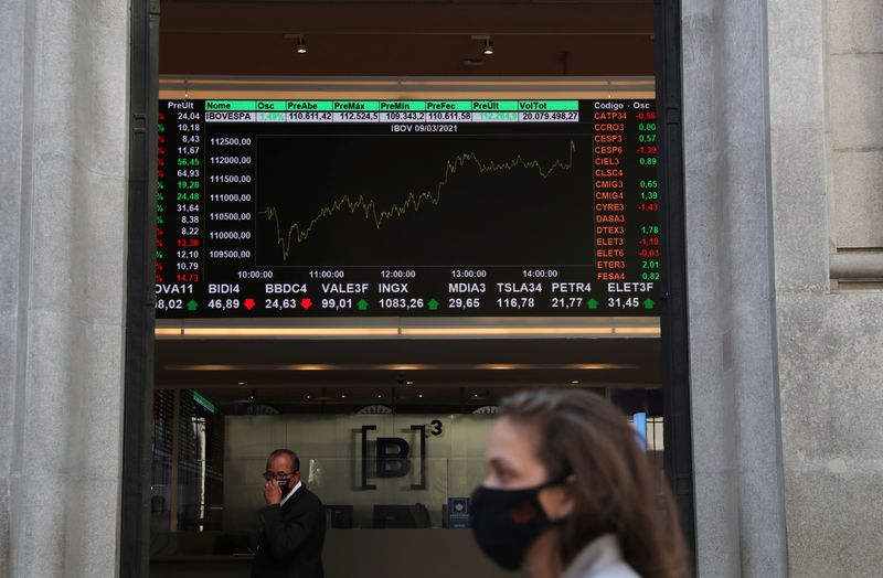 Ibovespa recua abaixo de 97 mil pontos sem alívio em preocupações com recessão mundial