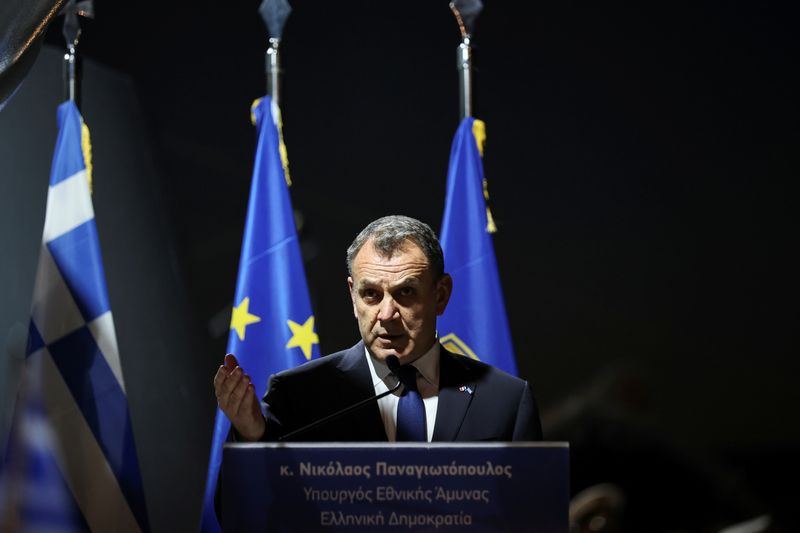 &copy; Reuters. وزير الدفاع اليوناني نيكوس باناجيوتوبولوس في أثينا يوم 24 مارس آذار 2022. تصوير: ليوزا فرادي - رويترز.