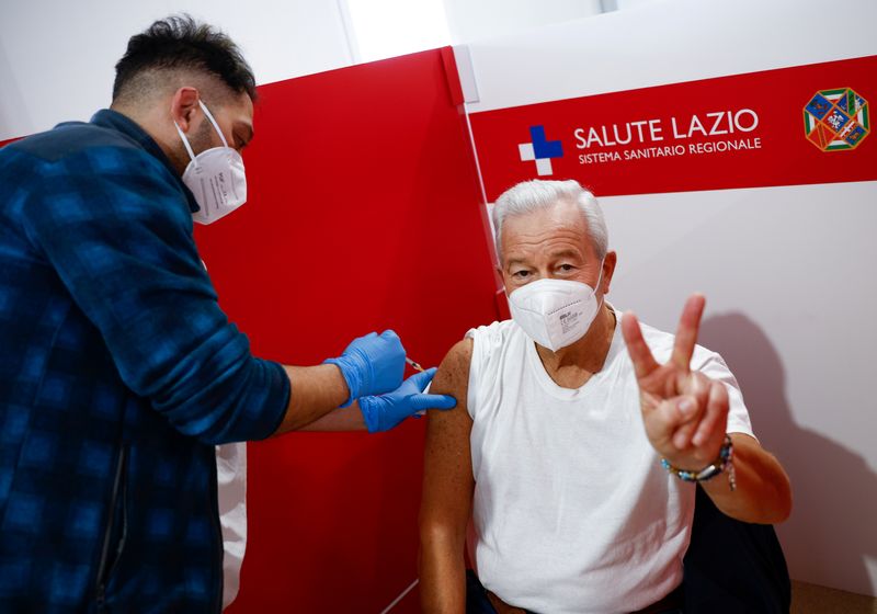 &copy; Reuters. رجل يتلقى لقاحا للوقاية من فيروس كورونا في مركز تطعيم تابع للصليب الأحمر في روما يوم العاشر من يناير كانون الثاني 2022. تصوير: جولييلمو مانجيا