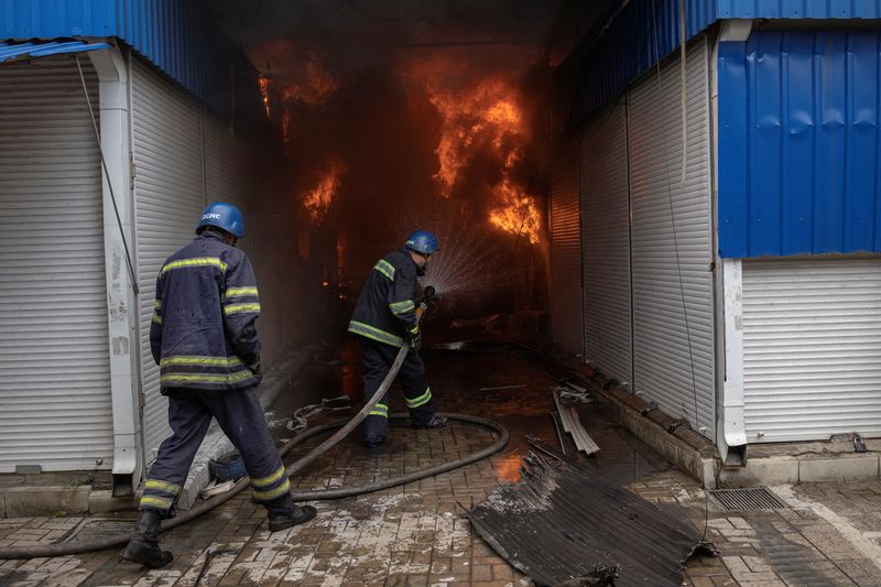 © Reuters. Firefighters spray water onto fire at the market after shelling, as Russia’s attack on Ukraine continues, in Sloviansk, Donetsk region, Ukraine, July 5, 2022. REUTERS/Marko Djurica