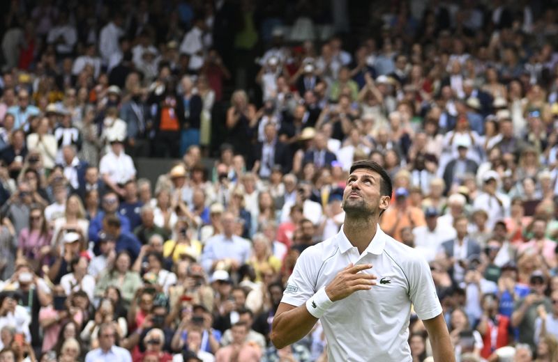 &copy; Reuters. El tenista serbio Novak Djokovic celebra su victoria ante el italiano Jannik Sinner en cuartos de final del torneo de Wimbledon en el All England Lawn Tennis and Croquet Club, Londres, Reino Unido. 5 julio 2022. REUTERS/Toby Melville