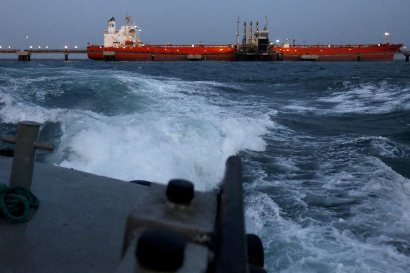 &copy; Reuters. FILE PHOTO: An oil tanker is docked while oil is pumped into it at the ships terminal of PDVSA's Jose Antonio Anzoategui industrial complex in the state of Anzoategui April 15, 2015. REUTERS/Carlos Garcia Rawlins/File Photo