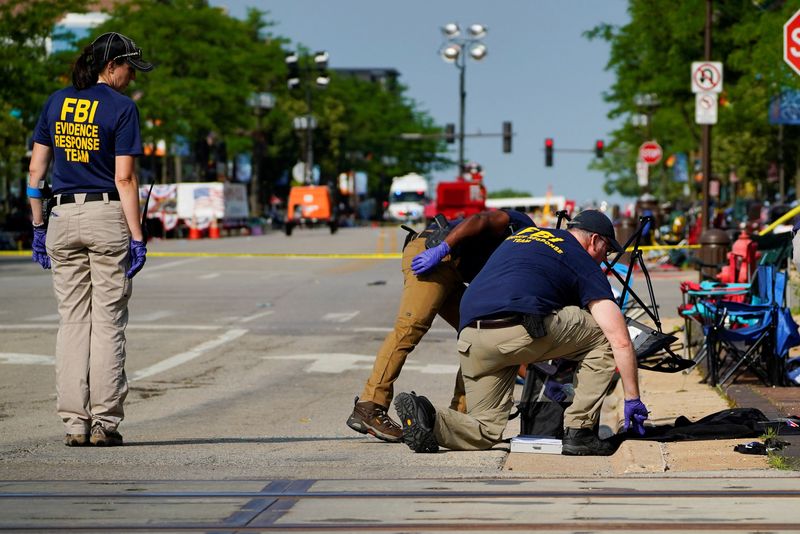 &copy; Reuters. Des agents du FBI enquêtent après une fusillade lors d'un défilé du 4 juillet à Highland Park, dans la banlieue aisée de Chicago, aux États-Unis. L'auteur présumé de la fusillade, ayant fait lundi six morts et plus de 30 blessés, s'est procuré 