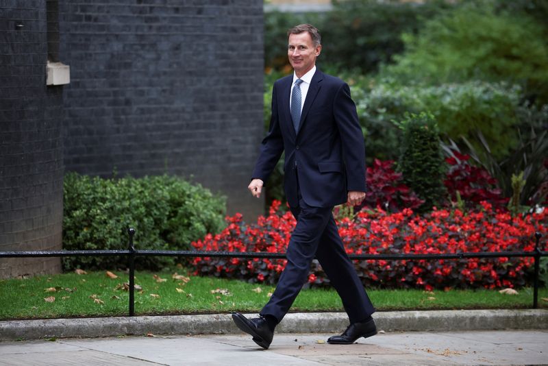 &copy; Reuters. FILE PHOTO: MP Jeremy Hunt walks outside Downing Street in London, Britain, September 27, 2021. REUTERS/Henry Nicholls/File Photo
