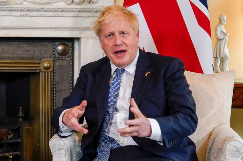 &copy; Reuters. رئيس الوزراء البريطاني بوريس جونسون في مقر الحكومة في لندن يوم الاثنين. صورة من ممثل لوكالات الأنباء.