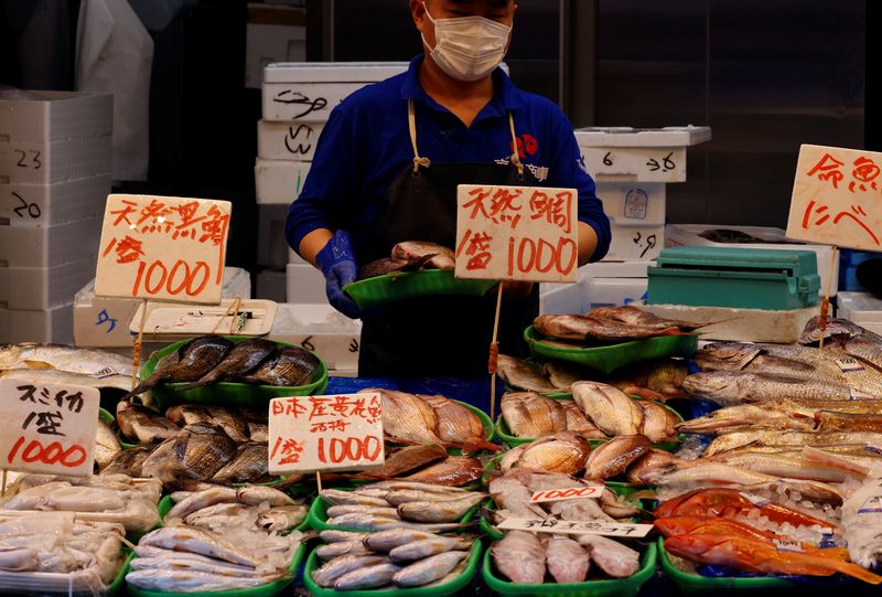 &copy; Reuters. FILE PHOTO: A vendor sells fishes at a shop at the Ameyoko shopping district in Tokyo, Japan, May 20, 2022. REUTERS/Kim Kyung-Hoon