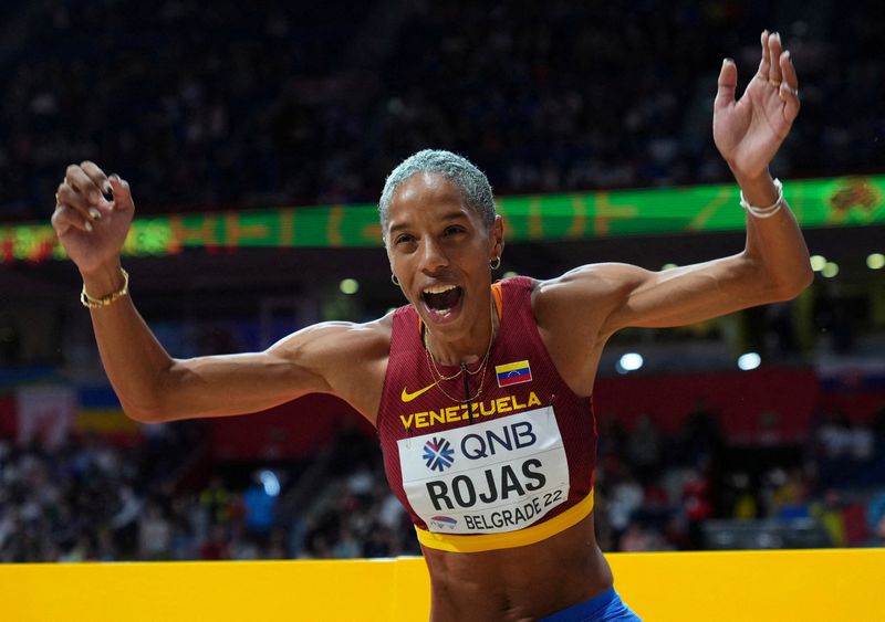 &copy; Reuters. الفنزويلية يوليمار روخاس، صاحبة الرقم القياسي العالمي في الوثب الثلاثي، تحتفل بفوزها بالذهبية وتحقيق رقم قياسي في بطولة العالم لألعاب الق